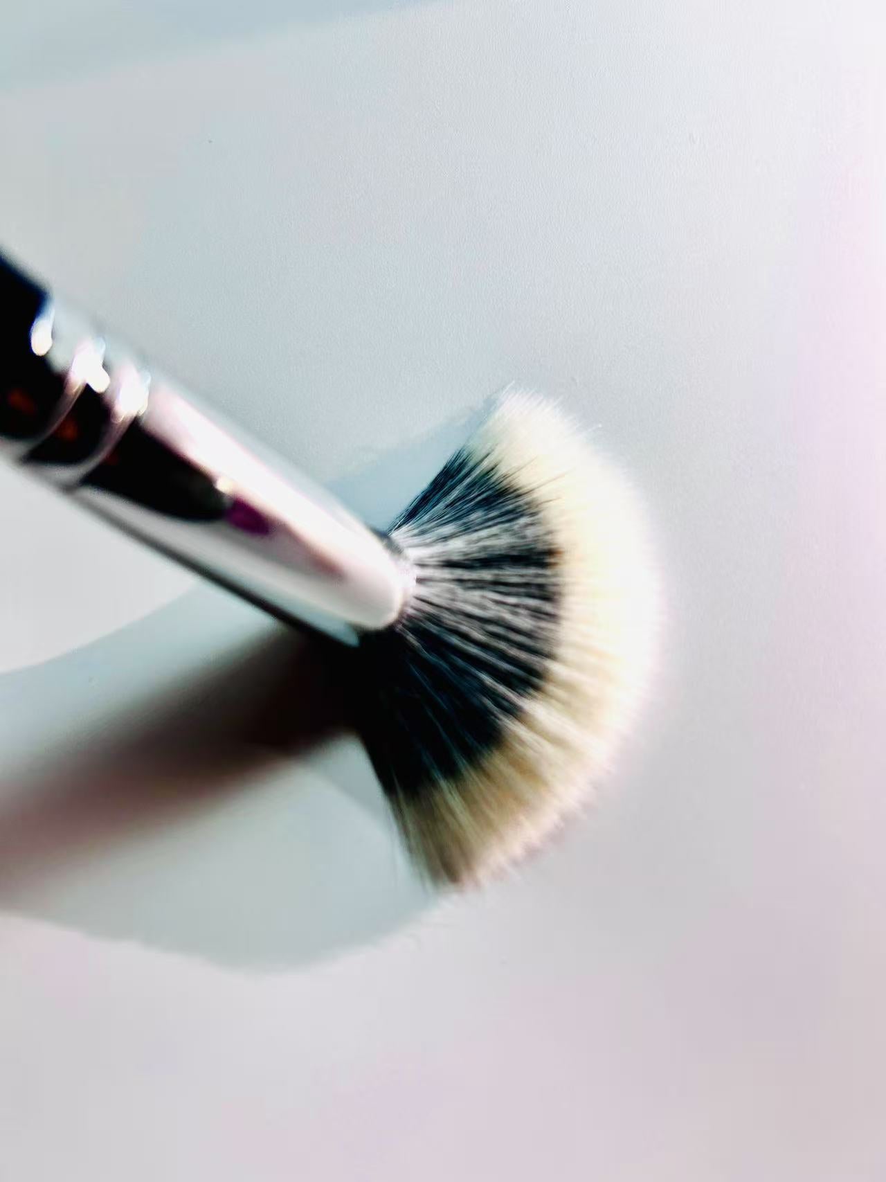Soft, non-irritating makeup brushes
